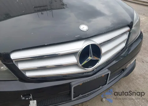 2011 Mercedes-Benz C 350 Sport z USA, uszkodzony, nr VIN WDDGF5GB2BR136023